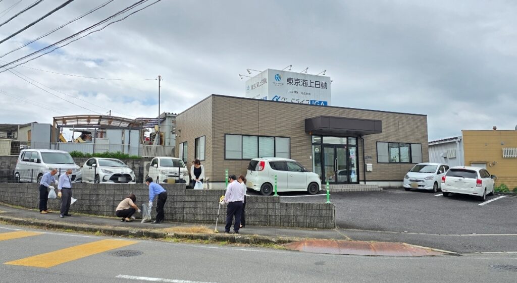 支店周りの清掃活動をしました！