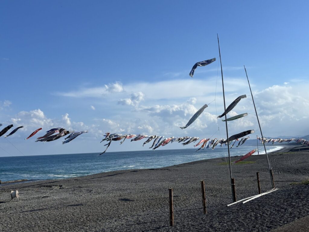 七里御浜海岸　鯉のぼり